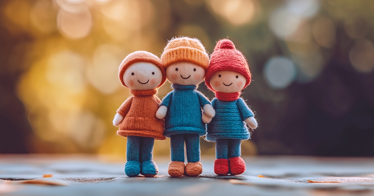 Figurines of three friends
